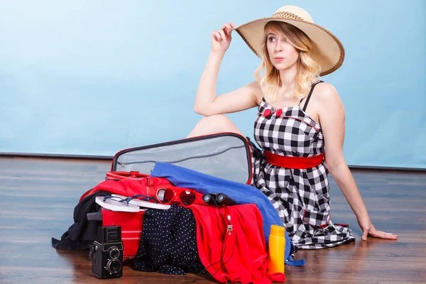 Junge Frau packt Koffer — Stockfoto