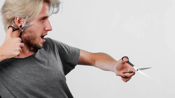 Homem com tesoura para corte de cabelo — Fotografia de Stock