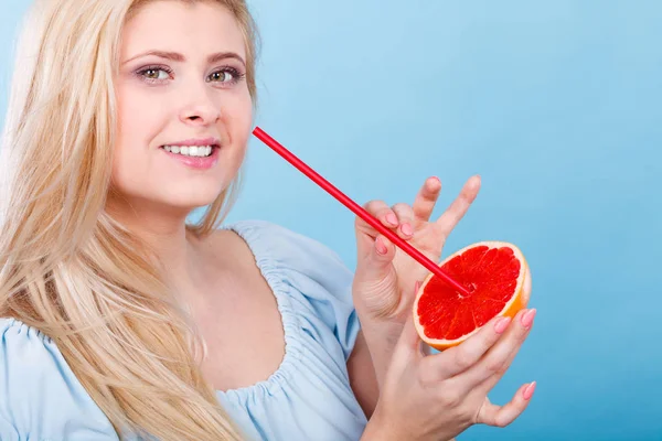 女性フルーツ、赤グレープ フルーツからジュースを飲む — ストック写真