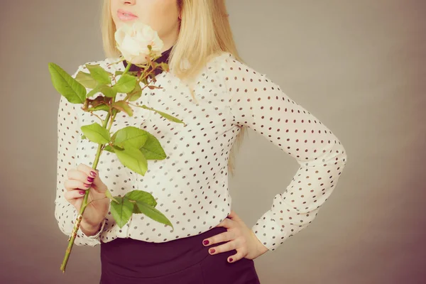 Feliz mulher positiva segurando rosa branca — Fotografia de Stock