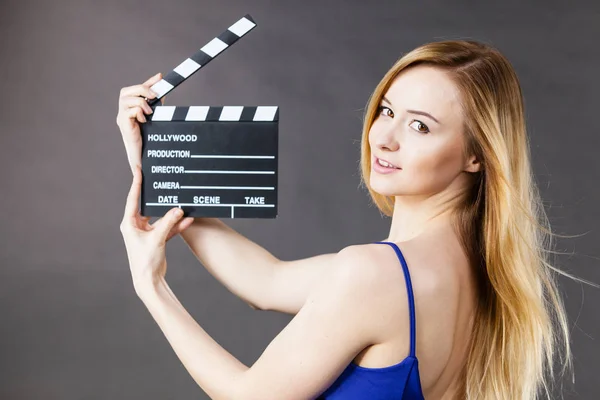 Mulher segurando ardósia filme profissional — Fotografia de Stock