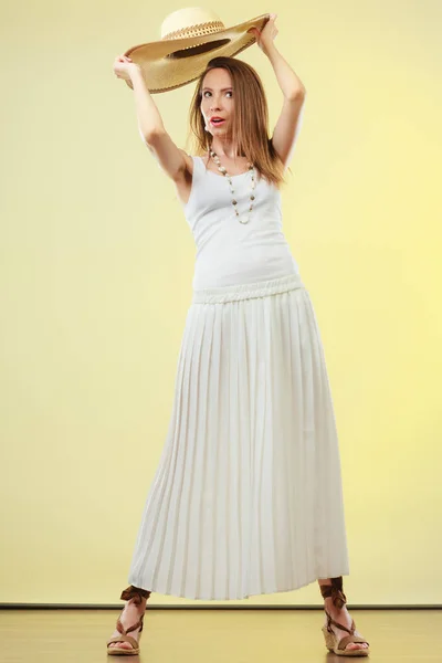 ストロー夏帽子白の女性をドレスします。 — ストック写真