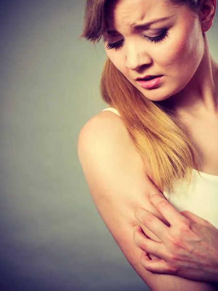 Mujer rascarse el brazo picante con erupción alérgica — Foto de Stock