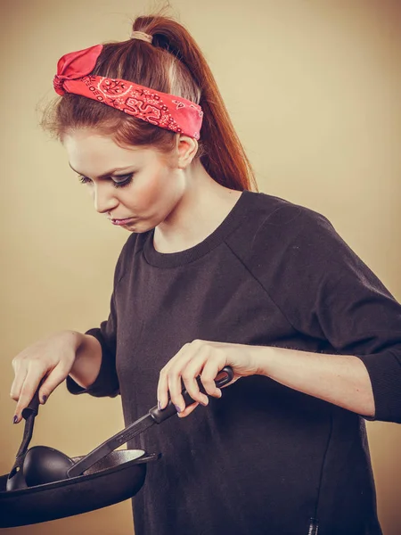 Chica retro cocinar y freír en la sartén . — Foto de Stock