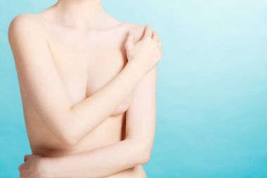 Çıplak kadın göğüslerini elle kapsayan