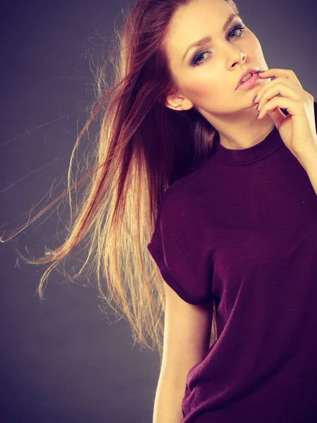 Glamorosa mujer impresionante con el pelo ondulado . —  Fotos de Stock