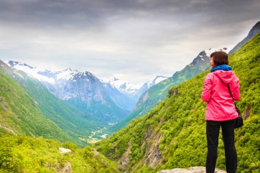 Turistik Norveç dağlarında kamera çekimi resimli