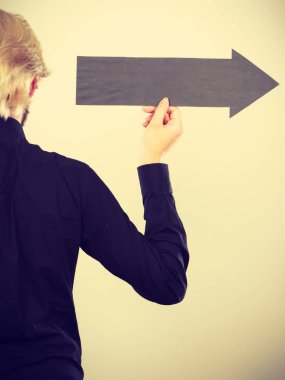 kara ok sağ işaret tutan adam