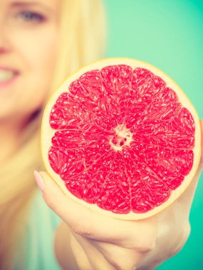 Kadın greyfurt narenciye meyve elinde tutan
