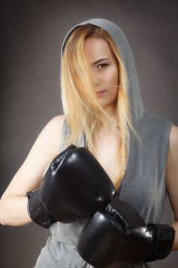 Boksör kız egzersiz ile boks eldivenleri.