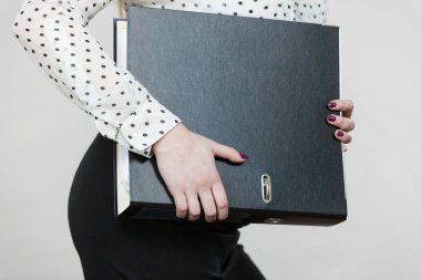 Siyah bağlayıcı belgeleri ile tutan kadın