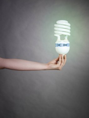 Eko modern ampul tutan kadın