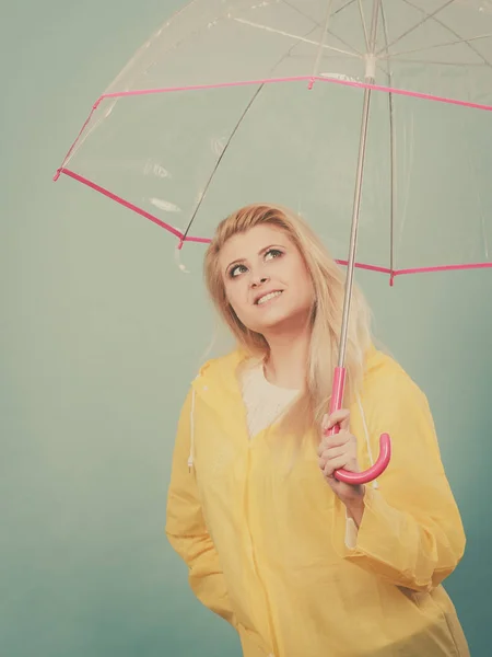 Счастливая женщина в плаще с прозрачным зонтиком — стоковое фото