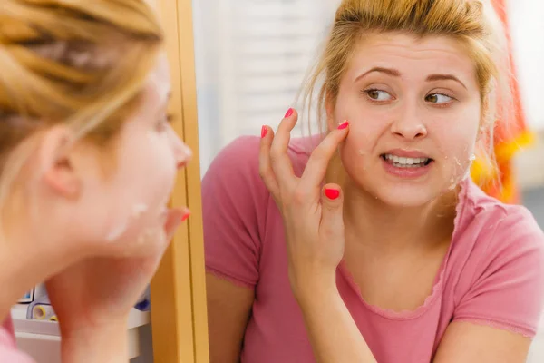 Kvinna att ta bort peel off mask från hennes ansikte — Stockfoto