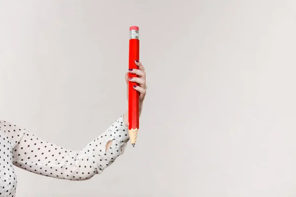 La mano femenina sostiene un lápiz rojo grande — Foto de Stock