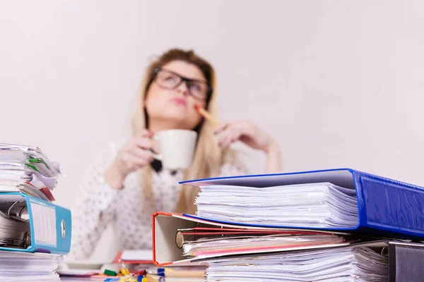 Szczęśliwa Kobieta w biurze picia gorącej kawy — Zdjęcie stockowe
