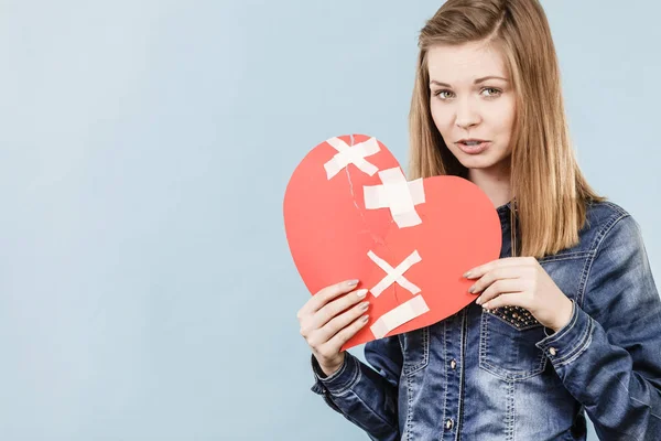 Mujer joven con el corazón roto — Foto de Stock