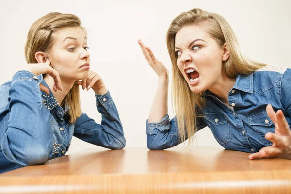 Duas mulheres discutindo briga — Fotografia de Stock