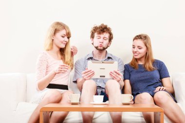 Arkadaşlar internet tablet üzerinde tarama rahatlatıcı.