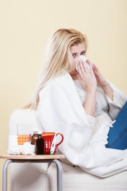 Kadının koltukta yalan grip olan hasta