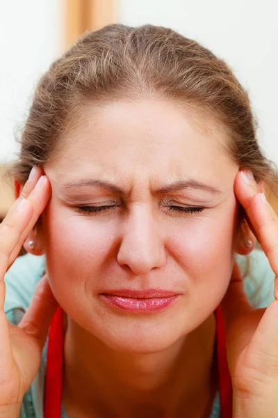 Mulher que sofre de dor de cabeça enxaqueca dor . — Fotografia de Stock
