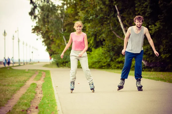 Giovani casualmente rollblading insieme . — Foto Stock