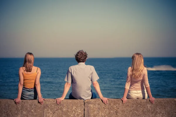 Group of friends spending time together — Stock Photo, Image