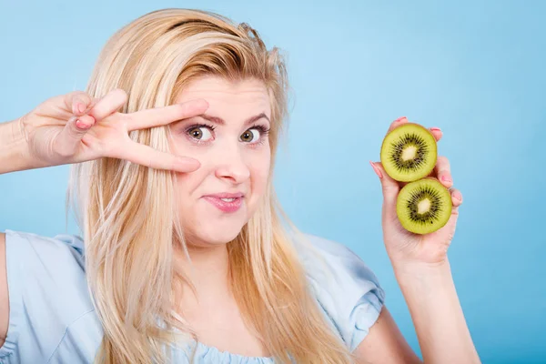 Mujer sosteniendo kiwi verde fruta — Foto de Stock