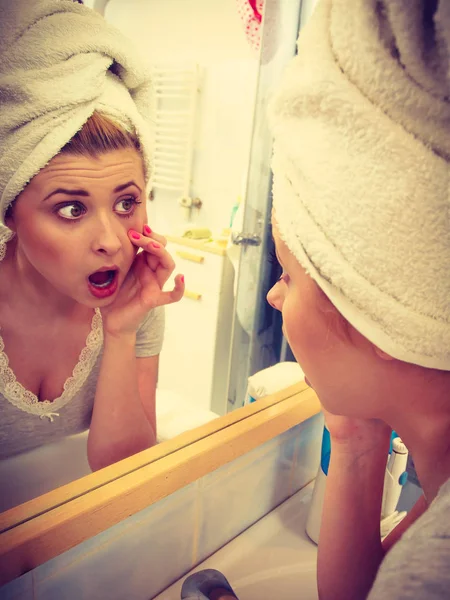 Donna che guarda il suo riflesso nello specchio — Foto Stock