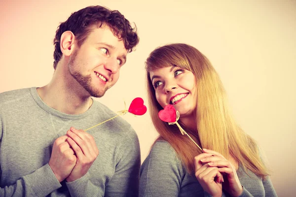 Preciosa pareja feliz con corazones . — Foto de Stock