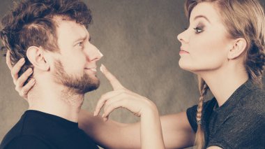 Kadın adamın yüzüne karşı krem uygulamak.