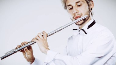 Erkek flütçü onun flüt çalmaya