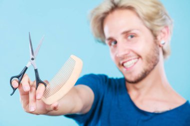 Adam makas ve tarak yeni saç modeli oluşturma