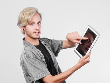 Tablet bilgisayar kullanan trendy genç adam