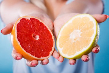 Halfs sarı kırmızı greyfurt narenciye meyve insan elinde