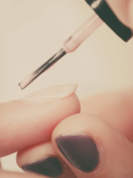 Mujer en salón de belleza haciendo manicura . — Foto de Stock