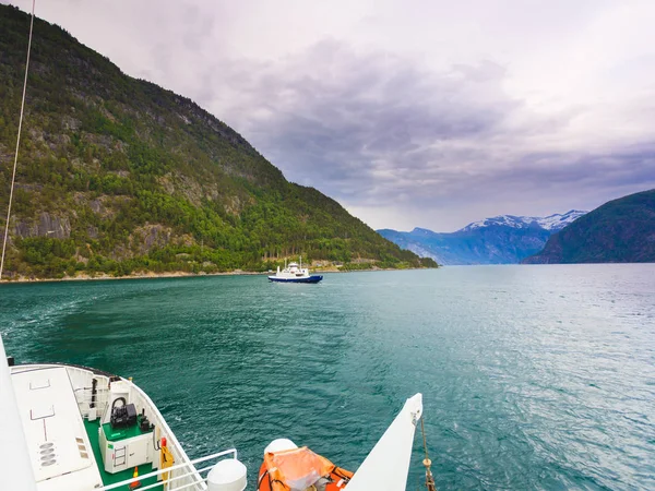 Navio ferryboat no fiorde norwegian — Fotografia de Stock