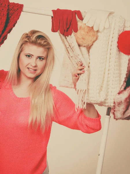 Dolap malzeme çekme kış kıyafeti duran kadın