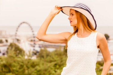 Güneş şapka ve beyaz bluz giyen çekici kadın