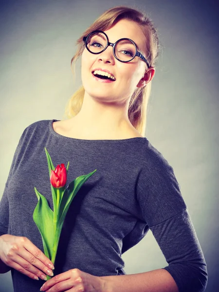 Mulher loira feliz com flor de primavera . — Fotografia de Stock