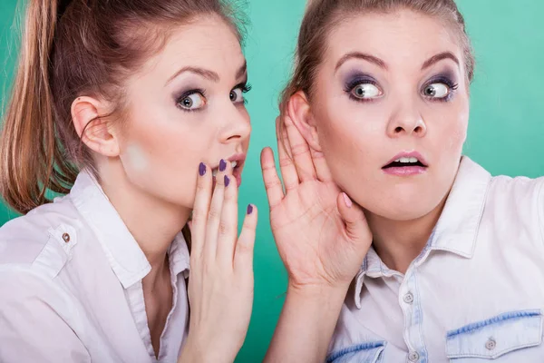 Dos adolescentes comparten secretos, chismes —  Fotos de Stock