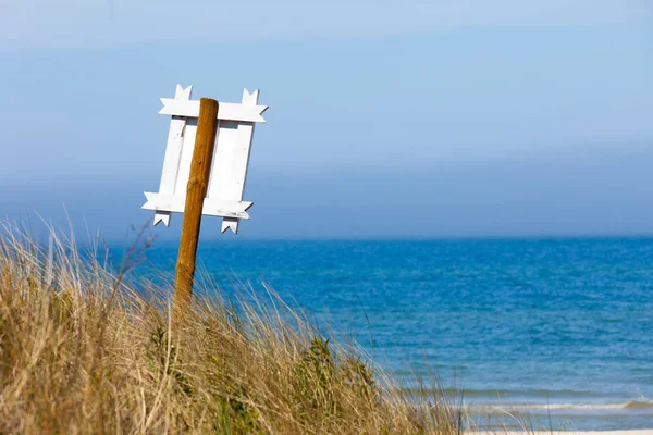 Houten sign door ingang naar strand — Stockfoto