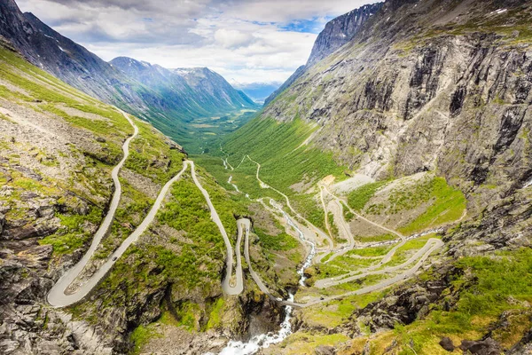 ノルウェーの荒らしパス Trollstigen 山の道 — ストック写真