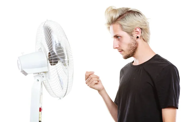 Joven frente al ventilador de refrigeración —  Fotos de Stock