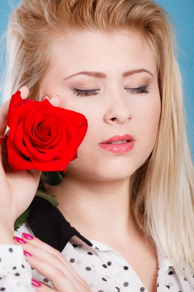 ブルーに赤いバラの花を持った女性 — ストック写真