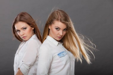 İki güzel kadın, sarışın ve esmer poz