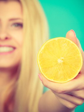 Meyve limon ya da portakal tutan kadın