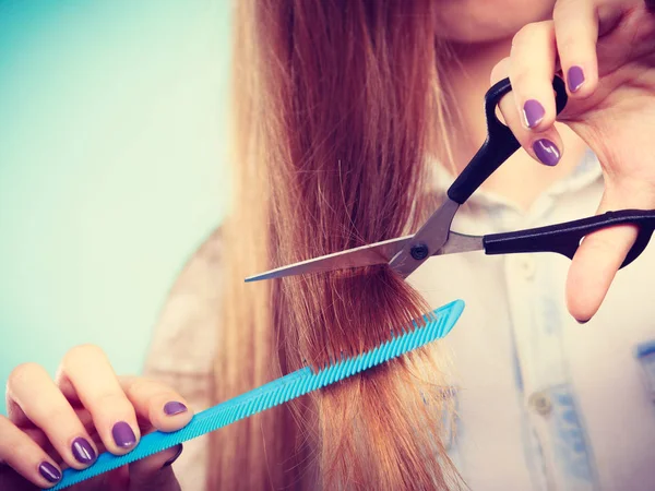 Fata pregătită pentru a-și tăia părul lung drept . — Fotografie, imagine de stoc