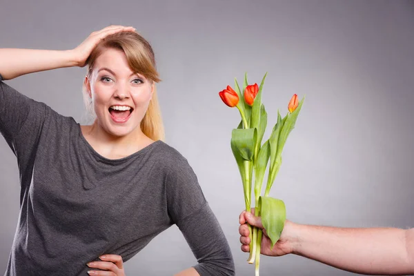 Vrouw krijgt boeket Tulpen van man. — Stockfoto
