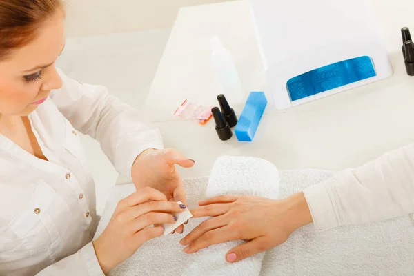 Mulher fazendo manicure usando removedor de esmalte — Fotografia de Stock